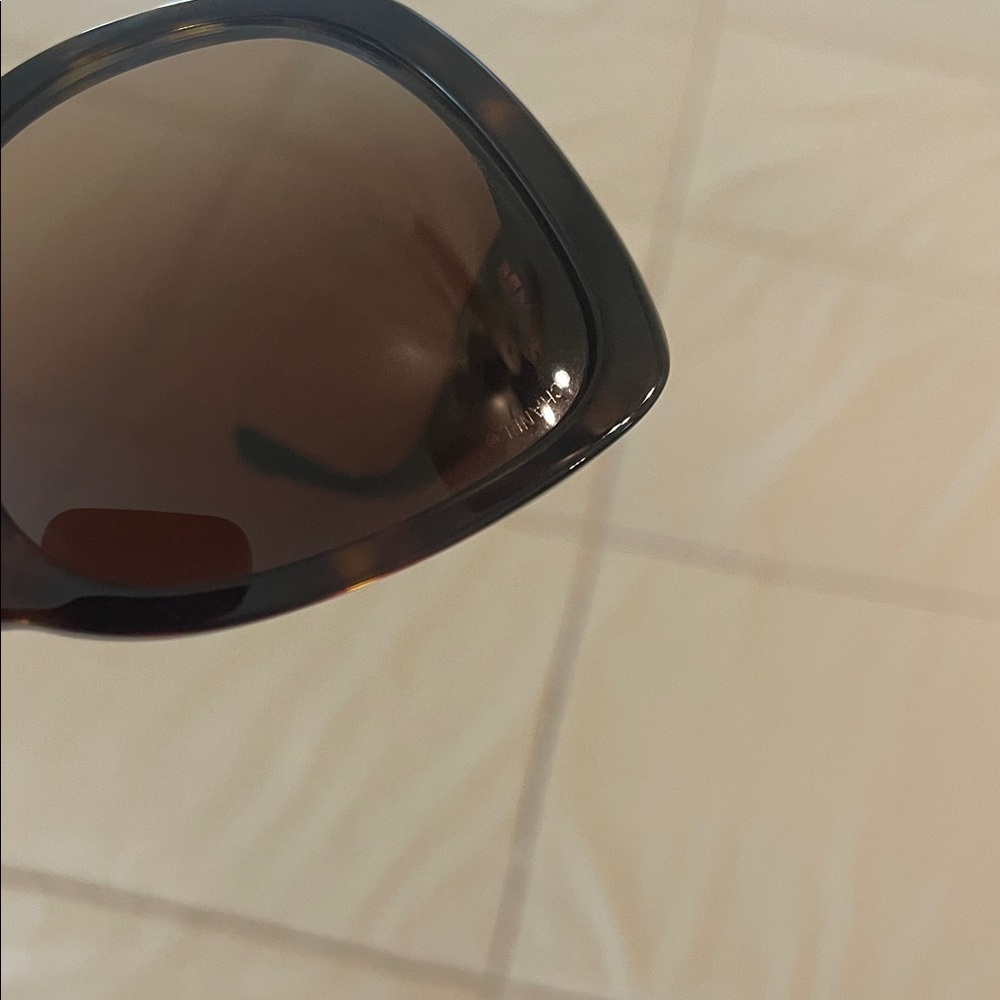 Authentic CHANEL CC Black and Brown Tortoiseshell Sunglasses with Case and Cloth - Picture 10 of 16